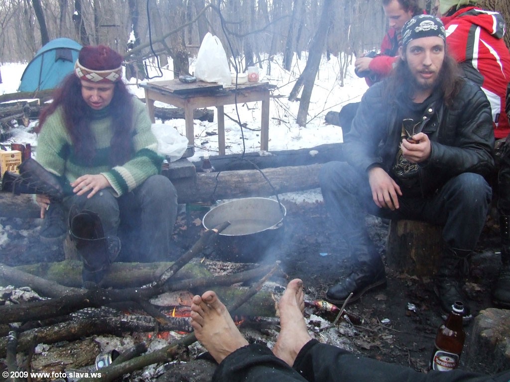 Нам лижут пятки языки костра...