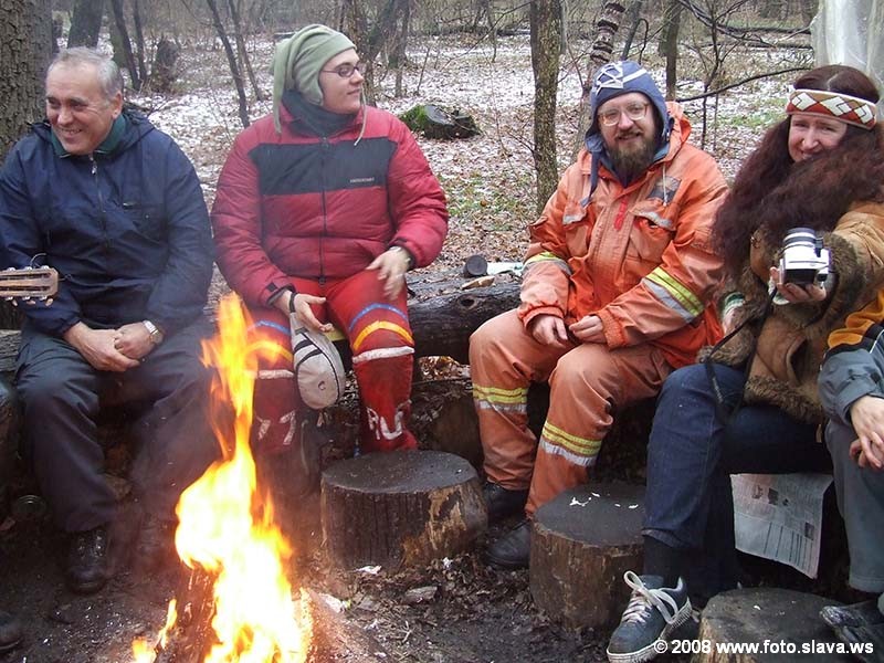 Компания у костра