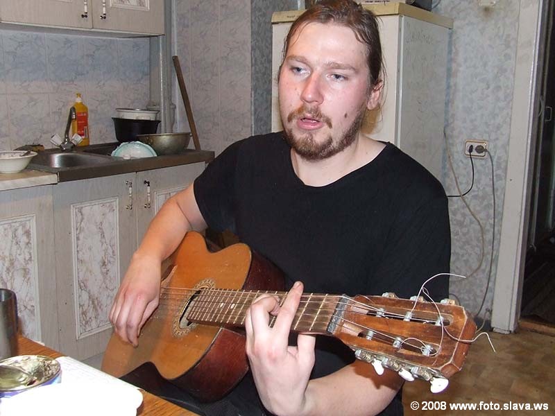 Женя с гитарой у Never