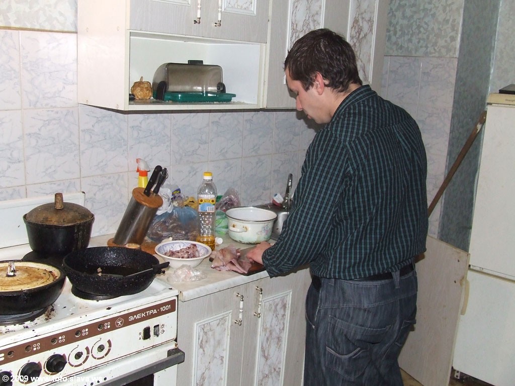 Дионисий готовит кальмаров