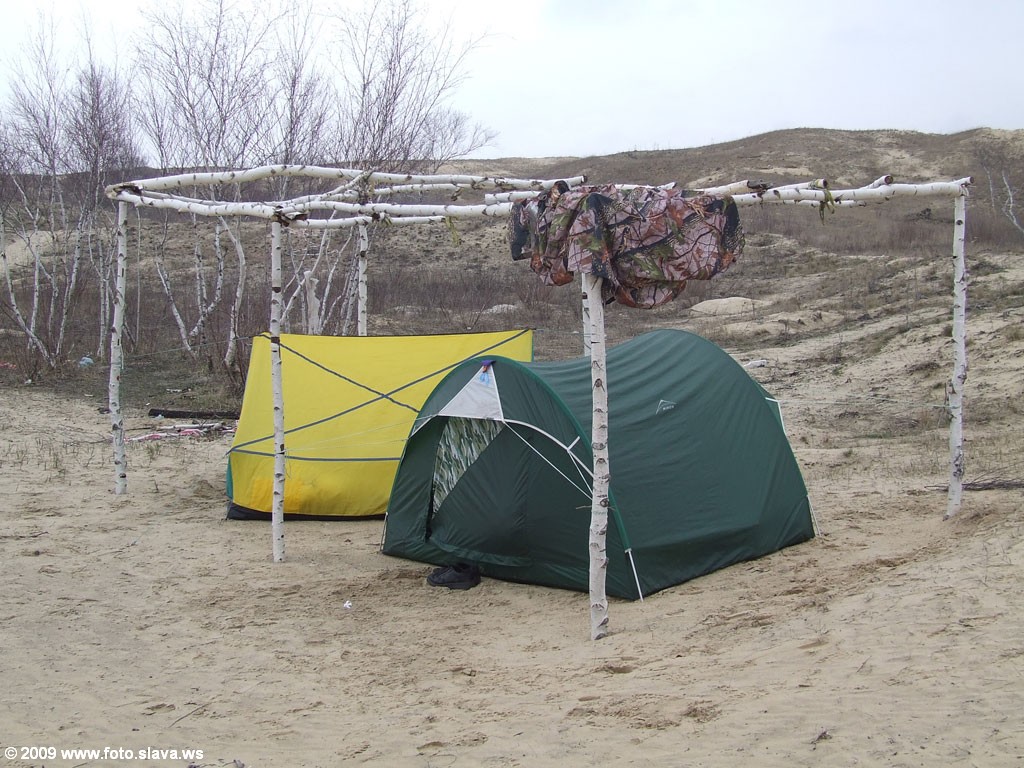 Палатки поставлены в имеющемся каркасе из берёзы