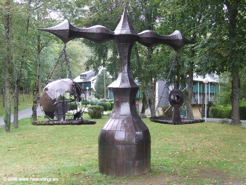 Весы - символ равновесия
